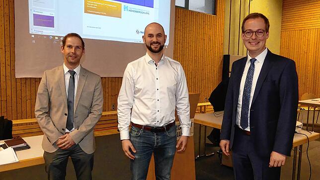 Zweckverbandsversammlung 2022 Wasserversorgung Hohenberggruppe.Von links Verbandsrechner Daniel Bayer,der neugewählter Verwaltungsrat ...
