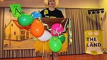 Marina Grüninger landet mit ihrer Persiflage von &bdquo;The Länd&ldquo; beim Bürgerball in Menningen gleich zu Beginn einen Lacherfolg.