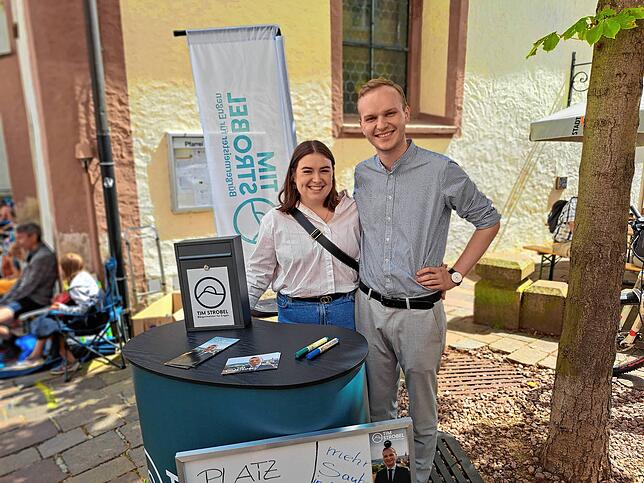 Sie gaben sich zuversichtlich und gut gelaunt beim Altstadtfest: Bewerber Tim Strobel und seine Partnerin Farah Maktoul.