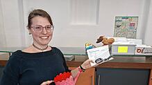 Schlüssel, Stofftiere, eine Gießkanne: Larissa Wenda hat den Überblick über die Gegenstände, die im Fundbüro des Bürgerbüros abgegeben ...