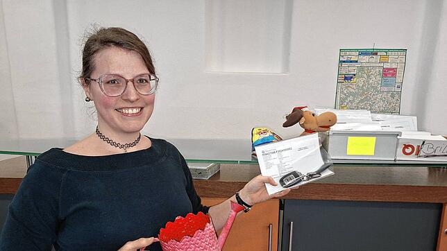 Schlüssel, Stofftiere, eine Gießkanne: Larissa Wenda hat den Überblick über die Gegenstände, die im Fundbüro des Bürgerbüros abgegeben ...