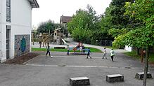 Diese Schulhoffläche wird überbaut, dafür gibt es nach dem Abriss des Hauses rechts davon wieder eine neue Spielfläche. Die Arbeiten für ...