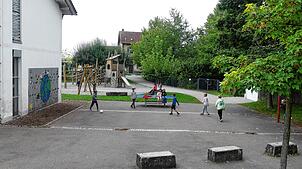 Diese Schulhoffläche wird überbaut, dafür gibt es nach dem Abriss des Hauses rechts davon wieder eine neue Spielfläche. Die Arbeiten für ...