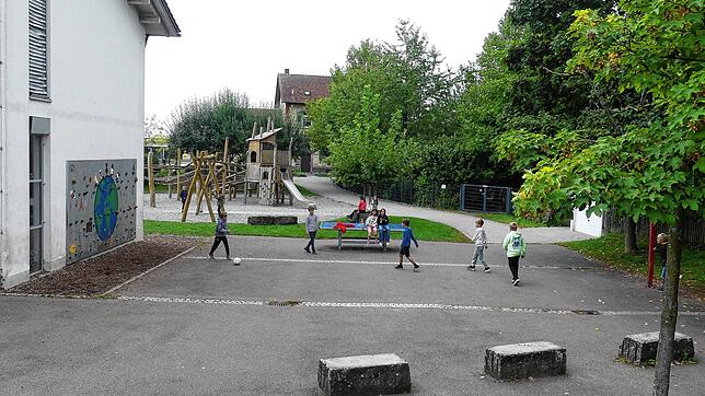 Diese Schulhoffläche wird überbaut, dafür gibt es nach dem Abriss des Hauses rechts davon wieder eine neue Spielfläche. Die Arbeiten für ...