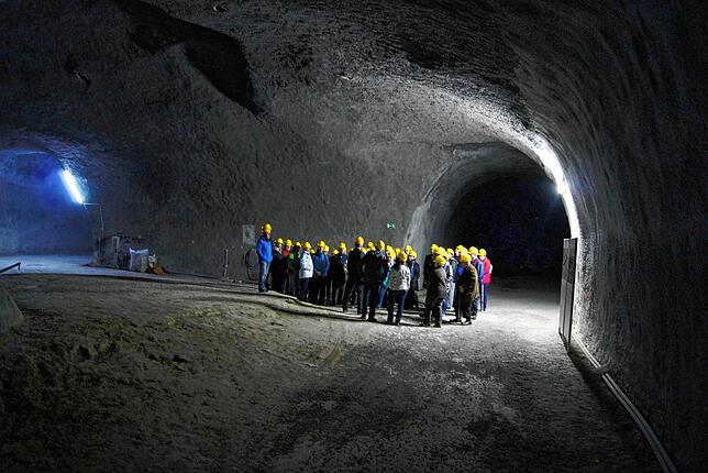 Eine Besuchergruppe im Stollensystem. In mehreren parallel angelegten Tunneln unweit des Bodensee-Ufers sollten Rüstungsgüter ...