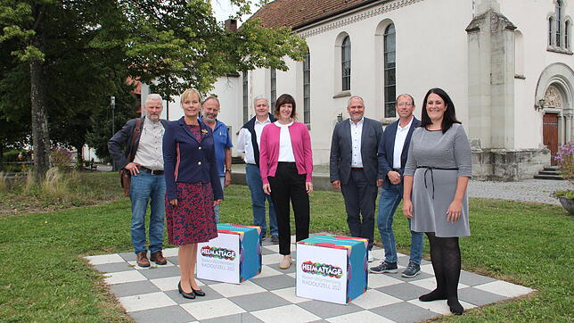 Freuen sich vor der Mögginger Kirche auf die Heimattage 2021 und die Projekte aus den Ortsteilen: (von links) Martin Aichem, Birgit von ...