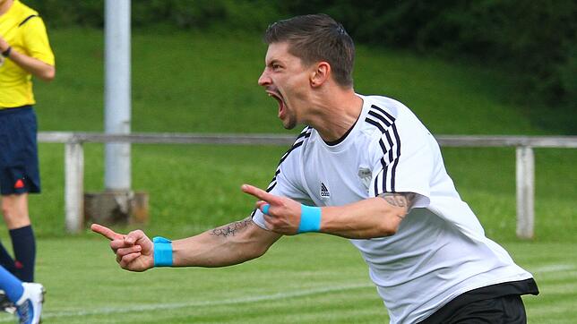 Jubelpose: Bisher hatten Mike Häfele und der FC Wehr genügend Grund zum Jubeln. Auch den Hit beim TuS Stetten wollen die Wehrer gewinnen.