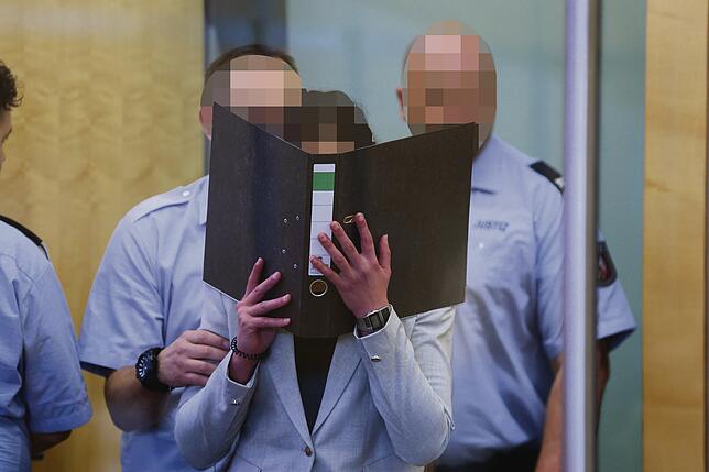 Sarah O. wird von Justizbeamten in den Gerichtssaal geführt. Der Frau aus Konstanz wird neben IS-Mitgliedschaft unter anderem ...