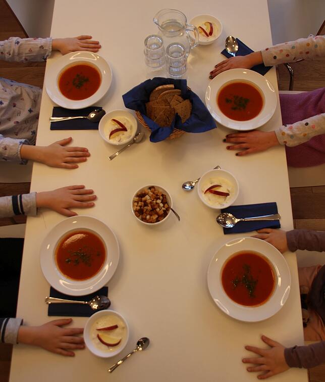 Bunt: Tomatencremesuppe mit Croutons und zum Nachtisch Früchtequark stand am gestrigen Donnerstag in der neuen Mensa der Hansjakobschule ...
