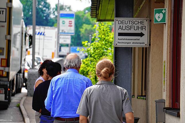 Die Schweizer Kunden sind wieder da. Am Waldshuter Zoll war der Andrang am Montag bereits so groß, dass Einkaufstouristen vor dem ...