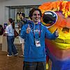 Volunteer Finn Börner posiert mit Lumo, dem Maskottchen des 69. Eurovision Song Contests. In der ESC-Woche lässt sich in Basel auch ohne ...