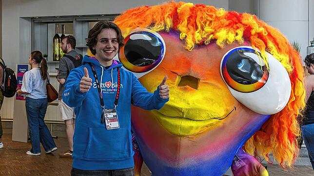 Volunteer Finn Börner posiert mit Lumo, dem Maskottchen des 69. Eurovision Song Contests. In der ESC-Woche lässt sich in Basel auch ohne ...