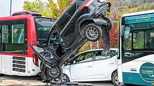 Regelrecht aufeinander geschoben hat ein Bus zwei andere Autos bei einem Unfall in Oberkochen.