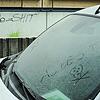 Auch an Autos, die rund um die Baustelle abgestellt worden sind, sind die Auswirkungen der Abrissarbeiten deutlich zu sehen.