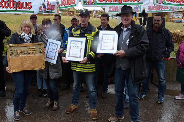 Die Erstplazierten des Strohskulpturen-Wettbewerbs 2019 (von links): Karin Schmidt und Veronika Tröndle (Landfrauen) mit dem Wanderpokal ...