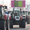 An einem Traktor der Sternfahrt durch Stuttgart hängt ein Schild mit der Aufschrift &bdquo;Tschuldigung sonscht horcht koiner zua!&ldquo;.