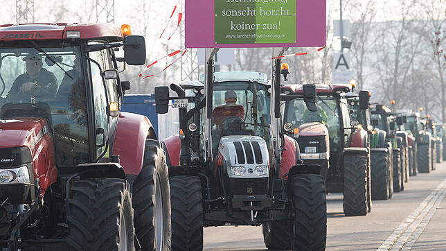 An einem Traktor der Sternfahrt durch Stuttgart hängt ein Schild mit der Aufschrift &bdquo;Tschuldigung sonscht horcht koiner zua!&ldquo;.