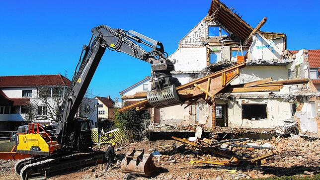 Der letzte Rest, der vom ehemaligen Hotel &bdquo;Scharfes Eck&ldquo; in Hagnau noch steht, wird abgerissen. Hier entsteht die ...