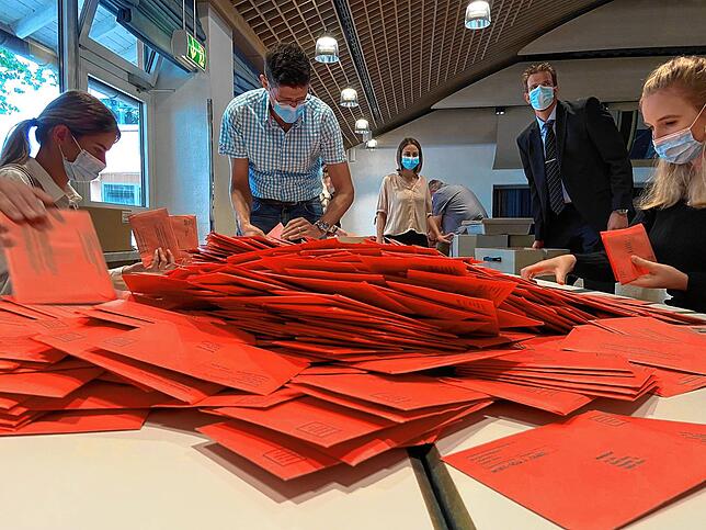 Um 16 Uhr begann am Wahlsonntag in der Wehrer Stadthalle die Überprüfung der Wahlscheine der Briefwähler.