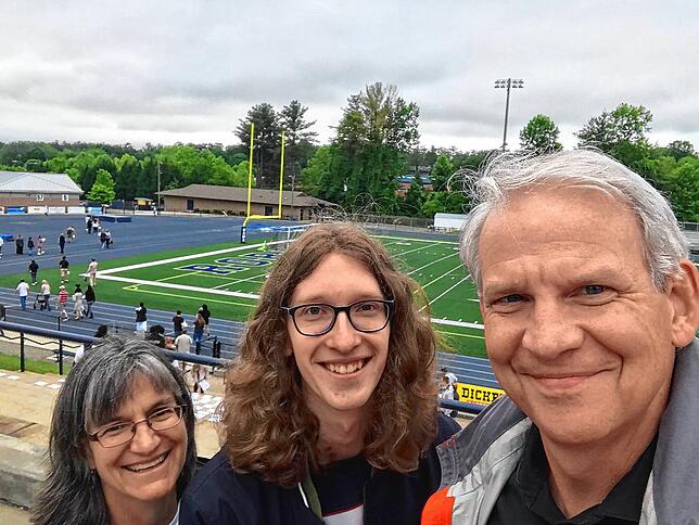 Luca Theise (Bildmitte) mit seinen Gasteltern Sally Boerschig (links) und Richard Hudspeth (rechts) im Stadion der Highschool anlässlich ...