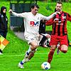Total euphorisiert: Das mit 7:5 gewonnene Derby beim FC Erzingen wird Marc Russ (hier im Laufduell mit Marco Morawczik) vom SV Jestetten ...