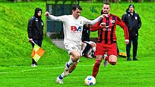 Total euphorisiert: Das mit 7:5 gewonnene Derby beim FC Erzingen wird Marc Russ (hier im Laufduell mit Marco Morawczik) vom SV Jestetten ...