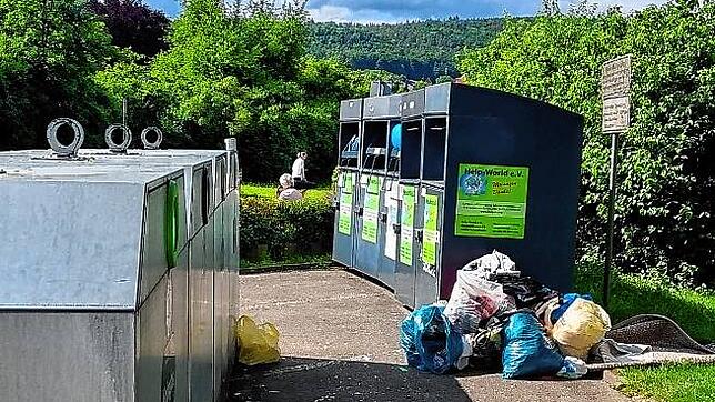 Immer wieder wird Müll bei Altkleidercontainern abgestellt, so wie hier bei der Stadthalle in Tiengen. Auch scheinen die Container ...