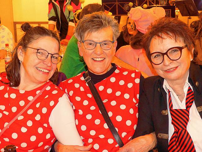 Bild 1: So bunt war der ‚Bär in der Bütt‘ in Bermatingen: Die besten Bilder vom traditionsreichen Event