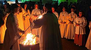 Pastoralreferent Martin Blume entzündet 2024 die Osterkerze am Osterfeuer vor dem Münster. Archivbild: Chris Rieck