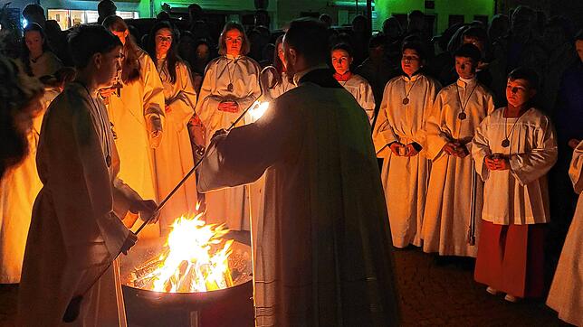 Pastoralreferent Martin Blume entzündet 2024 die Osterkerze am Osterfeuer vor dem Münster. Archivbild: Chris Rieck