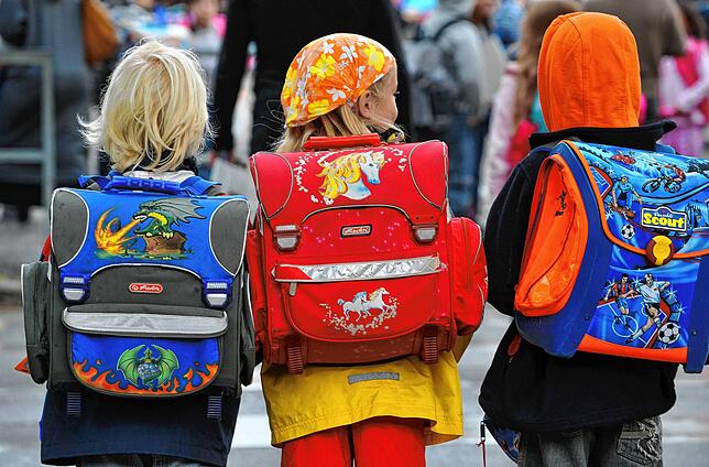 Drei Kinder mit Schulranzen auf dem Weg zur Schule. Ab 2026 wird der Rechtsanspruch auf Ganztagsbetreuung in Baden-Württemberg eingeführt.