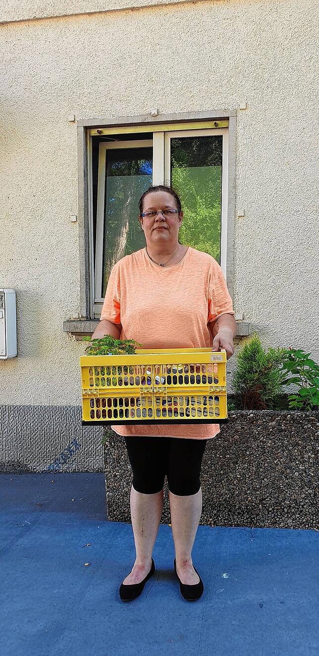 Marion Butt arbeitet in einem Supermarkt und übernimmt den wöchentlichen Einkauf für eine Seniorin.