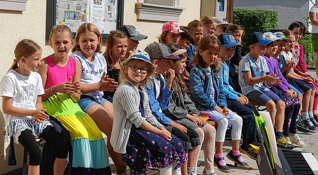 Der örtliche Kinderchor &bdquo;Ohrwurm&ldquo; trug mit fröhlichem Gesang zu einer tollen Feier zum neuen Dorfmittelpunkt bei.