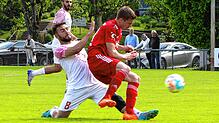 Jannik Gerlach (rechts) erzielte zwei der drei Überlinger Tore gegen den Türkisch SV Singen (Gani Hamdushi).