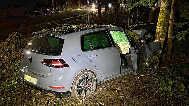 Ein Führerscheinneuling ist mit seinem Auto bei Wohlen in einen Baum gekracht.