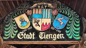 Die historische Holzbrücke in Tiengen wird von drei Wappen geziert, die die lange Geschichte Tiengens erzählen. Andere Wappen am ...