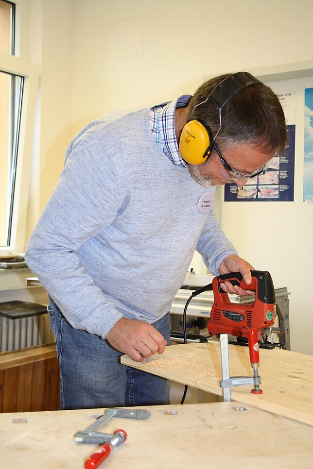 Thomas Waubke bei der Holzarbeit.