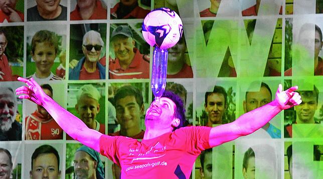 Akrobatisch: Fußball-Freestyler Patrick Bäurer aus Hondingen zauberte bei der Gala des SV Jestetten mit der Lederkugel.