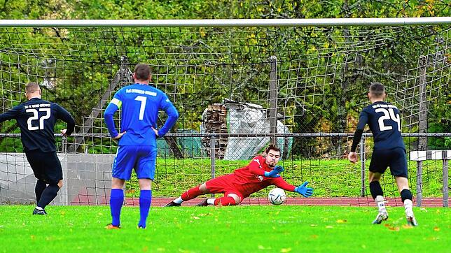 Glücklose SG FC Wehr/Brennet am Elfmeterpunkt: Schon nach vier Minuten scheiterte Johannes Baumgartner mit einem Foulelfmeter an Torwart ...