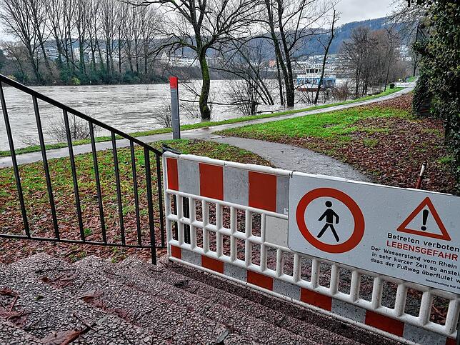 Der Rheinuferweg in Bad Säckingen ist am 14. Dezember 2023 für Spaziergänger gesperrt.