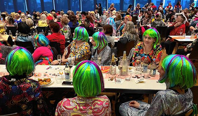 Bild 2: Ausgelassene Stimmung beim Frauenkaffee der Owinger Hexen &ndash; hier gibt&lsquo;s die Bilder