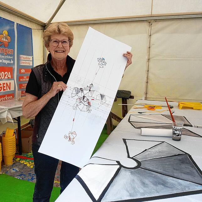 Gisela Frenzel hat schon erste Formen ihres Entwurfs aufgemalt.