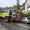 Der Maishäcksler gerät in Brugg auf die Gegenfahrbahn, spießt den Kleinwagen regelrecht auf und quetscht ihn an der Mauer ein.