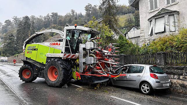 Der Maishäcksler gerät in Brugg auf die Gegenfahrbahn, spießt den Kleinwagen regelrecht auf und quetscht ihn an der Mauer ein.