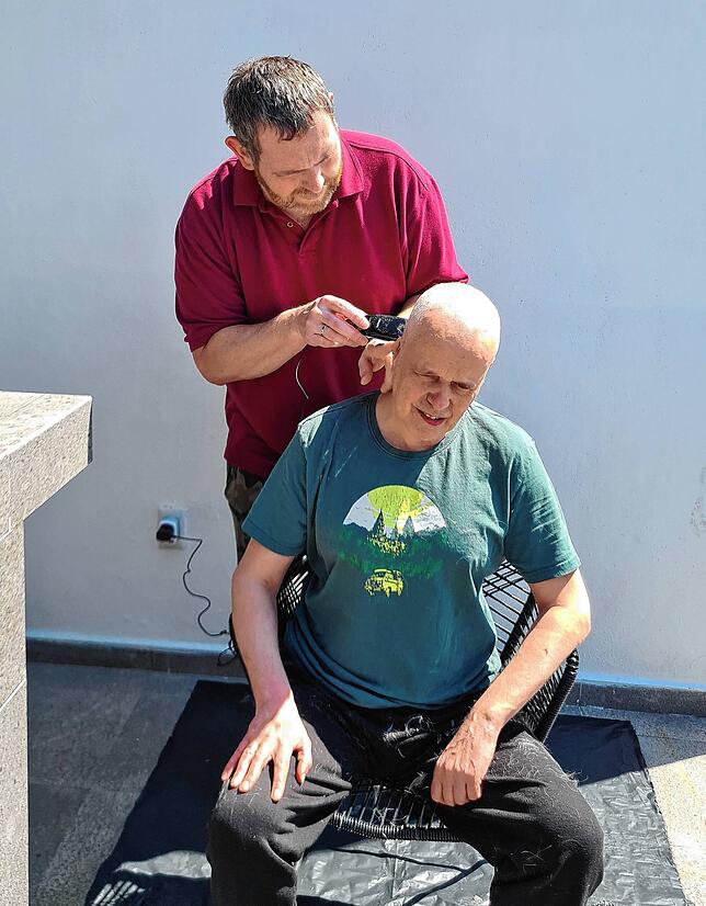 Weil ihm nach den Chemotherapien schon die ersten Haare ausgingen, hat sich Jürgen Engler dafür entschieden, sie komplett abzurasieren.
