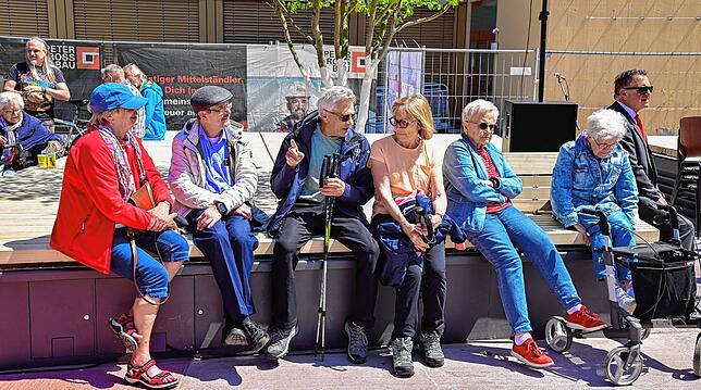 Die neuen Sitzgelegenheiten auf dem Marktplatz werden sofort in Beschlag genommen und ausgiebig getestet.