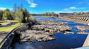 Staumauer eines Wasserkraftwerks in der finnischen Stadt Oulu. Finnland ist reich an natürlichen Ressourcen. Diese will das Land nutzen, ...