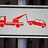Ein Schild weist darauf hin, dass falsch geparkte Autos abgeschleppt werden (Symbolbild). Ein Ehepaar aus Villingen musste nach dem ...