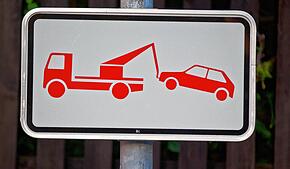 Ein Schild weist darauf hin, dass falsch geparkte Autos abgeschleppt werden (Symbolbild). Ein Ehepaar aus Villingen musste nach dem ...