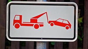 Ein Schild weist darauf hin, dass falsch geparkte Autos abgeschleppt werden (Symbolbild). Ein Ehepaar aus Villingen musste nach dem ...